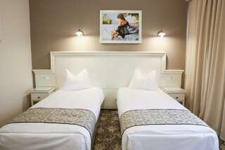Отель Hotel Montana Вишеу-де-Сус Двухместный номер с 2 отдельными кроватями и собственной ванной комнатой-1